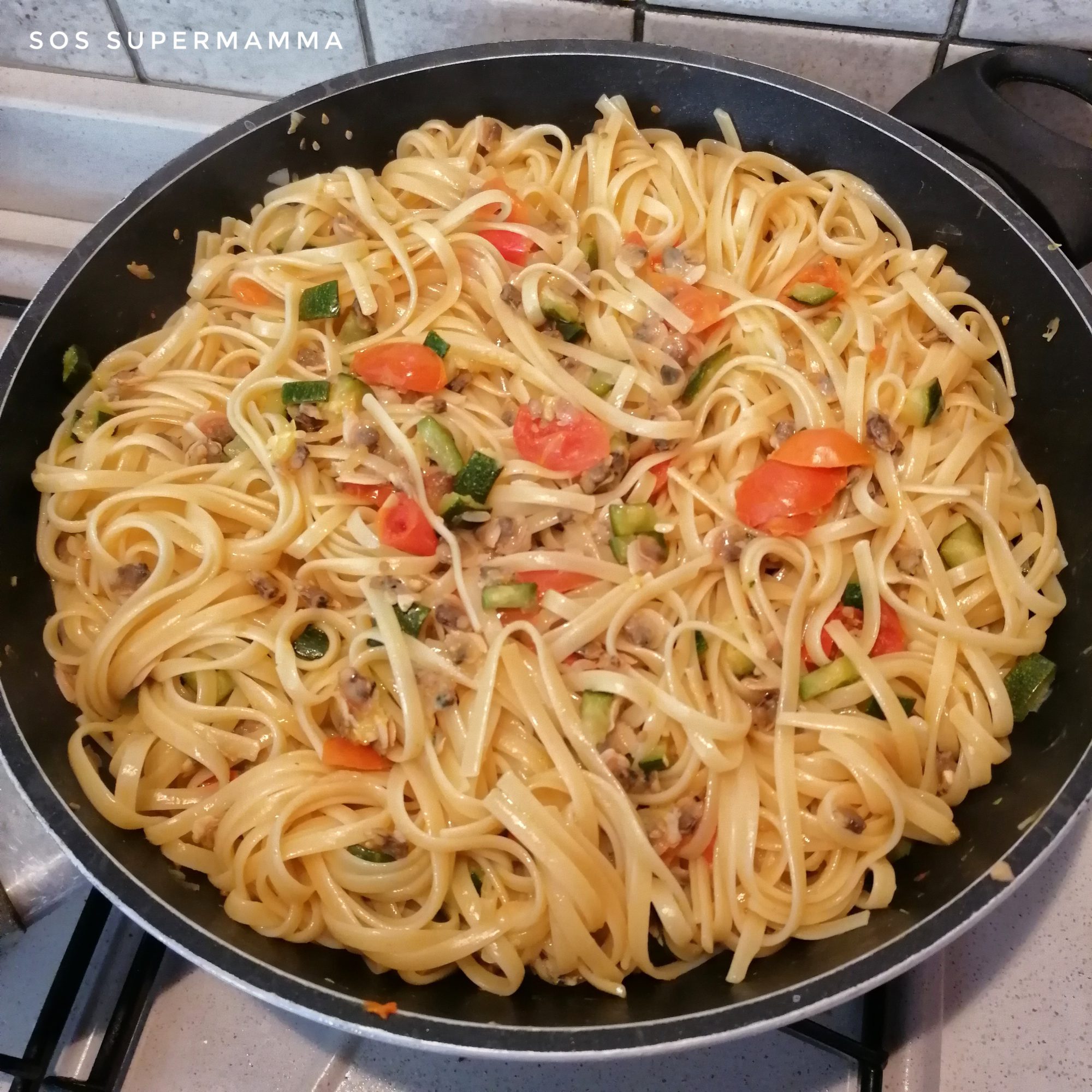 Pasta con Vongole, zucchine e pomodorini - Foto di Sossupermamma -