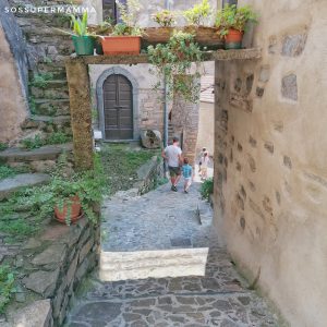 Strada nel borgo di Careno - Foto di Sossupermamma -