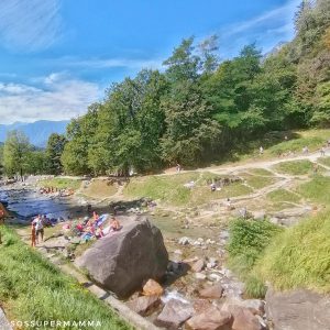 Prato vicino alla cascata - Foto di Sossupermamma -