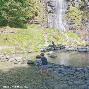 L'acqua gelida delle Cascate dell'Acquafraggia - Foto di Sossupermamma -