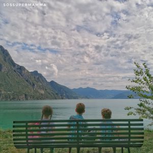 Una delle panchine sul lungolago