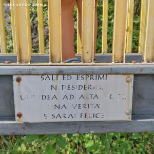 La targa sulla scaletta - Foto di Sossupermamma -