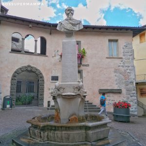 La fontana nella piazzetta della Torre